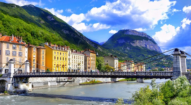 Créer son entreprise à Grenoble : le guide complet 2025 (aides, statuts, démarches)